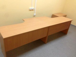 Угловые столы в офис для персонала